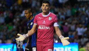 Tiago Volpi reclama en juego de Gallos 