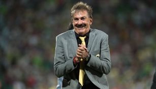 Ricardo La Volpe en un partido con América