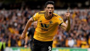 Raúl Jiménez festeja gol con el Wolves