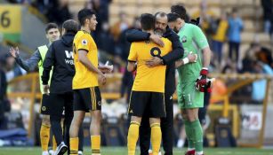 Nuno Espírito Santo abraza a Neves en el juego vs Crystal Palace