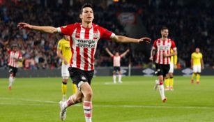 Lozano festeja su gol con el PSV frente al Venlo