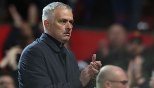 Mourinho aplaude tras la victoria del Manchester United ante Newcastle