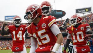 Patrick Mahomes celebra un touchdown con Cam Erving 