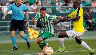 Andres Guardado en un partido con el Betis