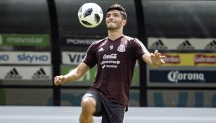 Raúl Jiménez, durante un entrenamiento con el Tri