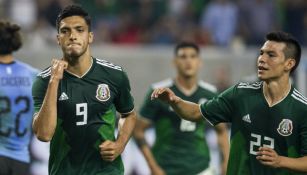 Jiménez festeja un gol de la Selección Mexicana