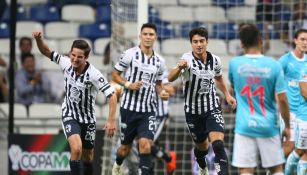 Jugadores de Rayados celebran el autogol de Da Silva