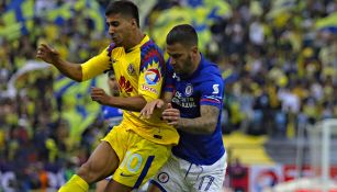 Cecilio y Méndez pelean un balón en un Clásico Joven