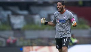 Jesús Corona festeja gol de Cruz Azul contra Monterrey