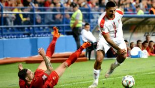 Aleksandar Mitrovic conduce el balón frente a Marko Vesovic