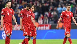 Jugadores del Bayern Munich caminan cabizbajos tras una derrota