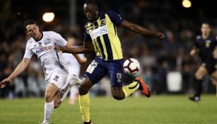 Usain Bolt controla el balón en partido con Central Coast Mariners