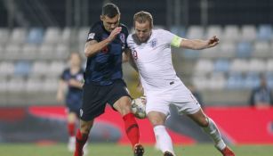 Dejan Lovren y Harry Kane disputan el balón durante el partido