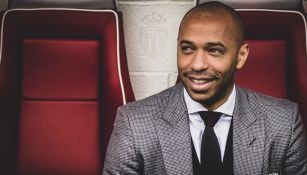 Thierry Henry posa en el banquillo del Mónaco 