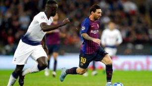 Messi conduce el esférico ante la persecución de un defensa del Tottenham 