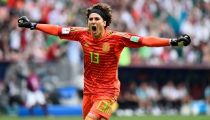 Ochoa celebra un gol con la Selección Mexicana en Rusia 2018