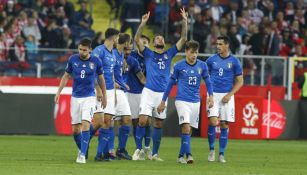 Cristiano Biraghi celebra junto a sus compañeros la anotación de la victoria 