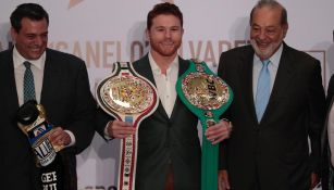 Canelo Álvarez posa con sus dos cinturones