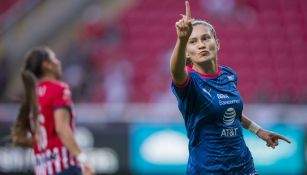 Mónica Monsiváis celebra luego de marcar gol ante Chivas