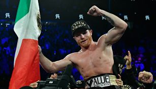 Saúl Álvarez celebra tras la pelea contra GGG