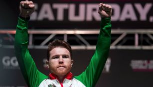 Canelo levanta los brazos en forma de triunfo previo a la pelea vs GGG 