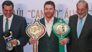 Canelo Álvarez (centro) posa con dos cinturones de campeonato