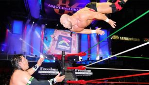 Michael Elgin (der) vuela sobre la tercera cuerda