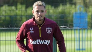 Chicharito, durante un entrenamiento con el West Ham