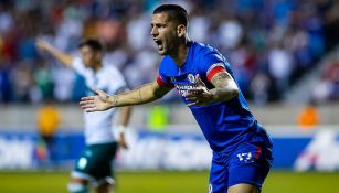 Edgar Méndez en partido con Cruz Azul 