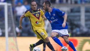 César Delgado conduce balón en Juego de Leyendas vs América