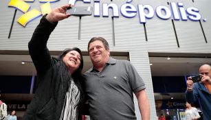 Miguel Herrera se toma fotos con una fan