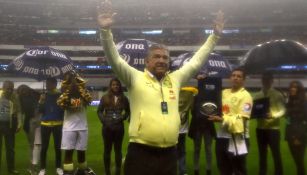 Zelada recibe el premio como el mejor portero del América