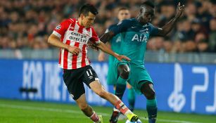 Lozano conduce el balón contra el Tottenham 