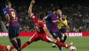 Alcalá intenta quitarle el esférico a Messi en el Barça vs Girona