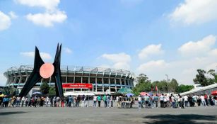 Gente formada en las taquillas del Estadio Azteca 