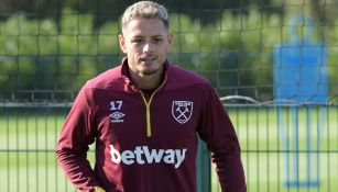 Chicharito, en un entrenamiento del West Ham