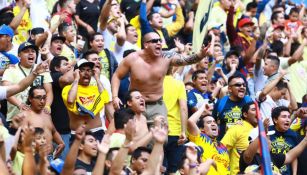 Aficionados de América apoyan a su equipo en un juego