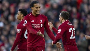 Jugadores del Liverpool celebran una anotación ante Cardiff