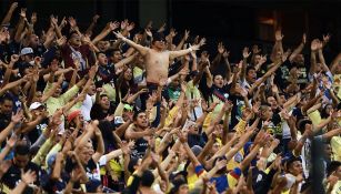 Aficionados del América alientan a su equipo en un duelo de Liga