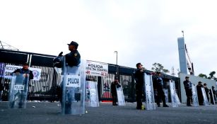 Elementos de seguridad resguardan el Estadio Azteca