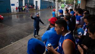 Afición de Cruz Azul se reúne afuera del estadio