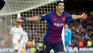 Luis Suárez celebra una de sus anotaciones en el Clásico 