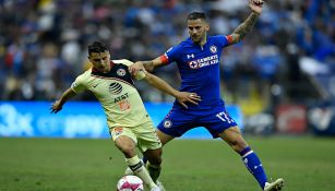 Jorge Sánchez y Edgar Mendez disputan el balón en el Azteca