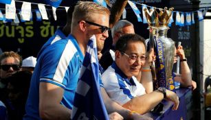 Schmeichel junto al presidente del Leicester City