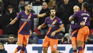 Jugadores del Manchester City festejan el gol vs Tottenham