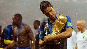 Varane carga el trofeo de la Copa del Mundo