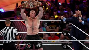 Brock Lesnar presume el campeonato Universal