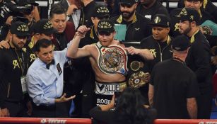 Canelo festeja tras vencer a GGG en Las Vegas