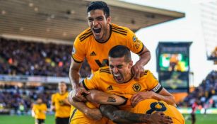 Raúl Jiménez y los Wolves festejan un gol