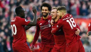 Jugadores del Liverpool festejan un gol